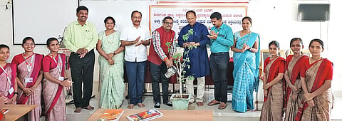 ವಿಜಯಪುರದ ರಾಜ್ಯ ಮಹಿಳಾ ವಿವಿಯಲ್ಲಿ ಹಮ್ಮಿಕೊಂಡಿದ್ದ ಬಸವಣ್ಣ ಹಾಗೂ ಅಕ್ಕಮಹಾದೇವಿ ಕುರಿತ ಚಿಂತನಾ ಗೋಷ್ಠಿಯನ್ನು ಶಂಕರಗೌಡ ಸೋಮನಾಳ ಉದ್ಘಾಟಿಸಿದರು. ಹಾಸಿಂಪೀರ ವಾಲಿಕಾರ, ಶಿಲ್ಪಾ ಭಸ್ಮೆ, ಡಾ. ಮಾಧವ ಗುಡಿ ಮತ್ತಿತರರಿದ್ದಾರೆ.