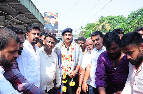 Soldier Bhanuprakash receives a grand welcome Mandya