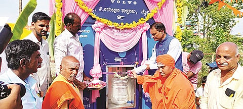 ತಿ.ನರಸೀಪುರ ತಾಲೂಕಿನ ಬೆನಕನಹಳ್ಳಿ ಗ್ರಾಮದಲ್ಲಿ ಶುದ್ಧ ಕುಡಿಯುವ ನೀರಿನ ಘಟಕವನ್ನು  ಇಮ್ಮಡಿ ಬಸವಲಿಂಗಸ್ವಾಮೀಜಿ ಉದ್ಘಾಟಿಸಿದರು. ಜಿ.ವಿ ರಾವ್, ಮಹದೇವಸ್ವಾಮೀಜಿ, ಗೌರಮ್ಮ, ರಾಜಶೇಖರಮೂರ್ತಿ, ಬಿ.ಎಂ ಶಿವಮಲ್ಲಪ್ಪ, ನಾಗೇಂದ್ರ, ಮಾದಪ್ಪ ಇದ್ದರು.