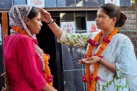 Two Girls Tie Knot In Same Sex Marriage At Badaun Shiva Temple