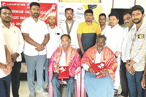 ಕಂಪ್ಲಿಯಲ್ಲಿ ಜೆಸಿಐ ಕಂಪ್ಲಿ ಸೋನಾ ಹಾಗೂ ರಾಜ್ಯ ಕಟ್ಟಡ ಮತ್ತು ಇತರೆ ನಿರ್ಮಾಣ ಕಾರ್ಮಿಕರ ಫೆಡರೇಷನ್ ಆಯೋಜಿಸಿದ್ದ ಕಾರ್ಮಿಕರ ದಿನಾಚರಣೆ ಕಾರ್ಯಕ್ರಮದಲ್ಲಿ ಕಾರ್ಮಿಕರಾದ ಡಿ.ಮುನಿಸ್ವಾಮಿ, ಮೇಸ್ತ್ರಿ ಸುಬ್ರಹ್ಮಣ್ಯ ಅವರನ್ನು ಗೌರವಿಸಲಾಯಿತು. ಪ್ರಮುಖರಾದ ಬಿ.ರಸೂಲ್, ಐ.ಹೊನ್ನೂರಸ್ವಾಮಿ, ಆರ್.ನಾಗರಾಜ, ಡಿ.ಮಂಜೇಶ್ ಇತರರಿದ್ದರು.