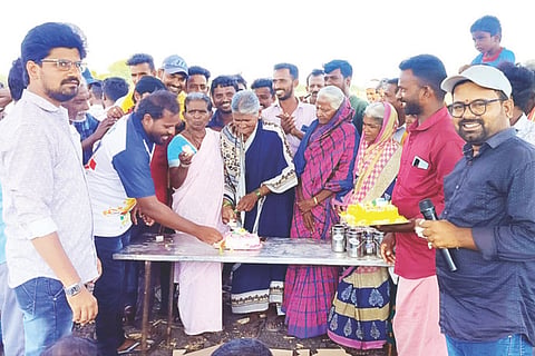 ಸಿರಿಗೇರಿಯ ನರೇಗಾ ಕಾಮಗಾರಿ ಸ್ಥಳದಲ್ಲಿ ಕಾರ್ಮಿಕರು ಕೇಕ್ ಕತ್ತರಿಸಿ ಅಂತಾರಾಷ್ಟ್ರೀಯ ಕಾರ್ಮಿಕ ದಿನ ಆಚರಿಸಿದರು. ತಾ.ಪಂ. ತಾಂತ್ರಿಕ ಸಹಾಯಕರಾದ ಪ್ರದೀಪ್, ಅನುದೀಪ್, ಮೇಟಿಗಳಾದ ಹಳ್ಳಿಮರದ ಹನುಮಂತ, ಕೊಳ್ಳಿ ಶೇಖರ್, ಶ್ರೀರಾಮ್, ಮಾಸ್ತಿ ಪ್ರಕಾಶ , ಗಾದಿಲಿಂಗ, ಹಳ್ಳಿ ನಾಗಮ್ಮ, ಹುಲಿಗೆಮ್ಮ ಇದ್ದರು.