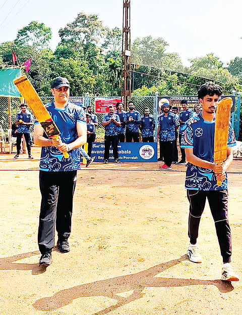 ಕ್ರಿಕೆಟ್ ಆಡಿ ಗಮನ ಸೆಳೆದ ಶಾಸಕ ಪೊನ್ನಣ್ಣ