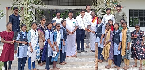 ಸಿರಿಗೇರಿ ಸರ್ಕಾರಿ ಸಂಯುಕ್ತ ಪದವಿಪೂರ್ವ ಕಾಲೇಜಿನಲ್ಲಿ ವಿದ್ಯಾರ್ಥಿಗಳನ್ನು ಪ್ರಾಚಾರ್ಯ ಎಚ್.ಜೆ.ವಿಶ್ವನಾಥಗೌಡ ಸ್ವಾಗತಿಸಿದರು. ತಾಪಂ ಮಾಜಿ ಸದಸ್ಯ ಬಕಾಡೆ ಈರಯ್ಯ, ಪ್ರಮುಖರಾದ ಈರಣ್ಣ, ನಿತಿನ್ ಕುಮಾರ್, ರಂಗಪ್ಪ ಇತರರಿದ್ದರು.