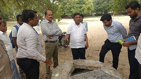ಕುರುಗೋಡು ತಾಲೂಕಿನ ಕಲ್ಲುಕಂಬ ಗ್ರಾಮದ ಸಹಿಪ್ರಾ ಶಾಲೆಯಲ್ಲಿ ಡಿಎಚ್‌ಒ ರಮೇಶ್ ಬಾಬು ಈಡಿಸ್ ಲಾರ್ವಾ ಸಮೀಕ್ಷೆ ಕಾರ್ಯ ಪರಿಶೀಲಿಸಿದರು. ವಿವಿಧ ಇಲಾಖೆಗಳ ಅಧಿಕಾರಿಗಳಾದ ಅಬ್ದುಲ್, ಮಂಜುನಾಥ್, ಈಶ್ವರ್ ದಾಸಪ್ಪನವರ್, ಪ್ರತಾಪ್ ಇತರರಿದ್ದರು.