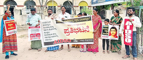 ತಿರುಮಲನಗರ ಕ್ಯಾಂಪ್ ಸರ್ಕಾರಿ ಶಾಲೆಯಲ್ಲಿ ಮೂಲ ಸೌಕರ್ಯ ಒದಗಿಸುವಂತೆ ಆಗ್ರಹಿಸಿ ಬಳ್ಳಾರಿ ಬಿಇಒ ಕಚೇರಿ ಮುಂದೆ ಎಐಡಿಎಸ್‌ಒ ಸಂಘಟನೆಯಿಂದ ಪ್ರತಿಭಟನೆ ನಡೆಸಲಾಯಿತು. ಜಿಲ್ಲಾಧ್ಯಕ್ಷ ಕೆ.ಈರಣ್ಣ, ಪ್ರಮುಖರಾದ ಎಂ.ಶಾಂತಿ, ಉಮಾ, ಮಲ್ಲಿಕಾರ್ಜುನ, ಕಂಬಳಿ ಮಂಜುನಾಥ, ಗಿರಿಜಮ್ಮ, ಹೊನ್ನುರಮ್ಮ ಇದ್ದರು.