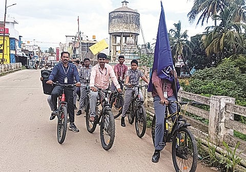 ಯಳಂದೂರು ಪಟ್ಟಣದ ಪ್ರಮುಖ ಬೀದಿಗಳಲ್ಲಿ ಎಸ್‌ಡಿವಿಎಸ್ ಶಾಲೆ ವಿದ್ಯಾರ್ಥಿಗಳು ಮಂಗಳವಾರ ವಿಶ್ವ ಸೈಕಲ್ ದಿನದ ನಿಮಿತ್ತ ಸೈಕಲ್ ಜಾಥಾ ನಡೆಸಿದರು.