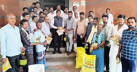 ಕೂಡ್ಲಿಗಿಯಲ್ಲಿ ಜಿಪಂ ಅನುದಾನದಡಿ ಖರೀದಿಸಿದ್ದ ಸೋಂಕು ನಿವಾರಕ ದ್ರಾವಣಗಳನ್ನು ಶಾಸಕ ಡಾ.ಎನ್.ಟಿ.ಶ್ರೀನಿವಾಸ್ ರೇಷ್ಮೆ ಬೆಳೆಗಾರರಿಗೆ ವಿತರಿಸಿದರು. ರೇಷ್ಮೆ ಇಲಾಖೆ ಉಪ ನಿರ್ದೇಶಕ ವಿ.ಸುಧೀರ್, ಸಹಾಯಕ ನಿರ್ದೇಶಕ ಬಸಲಿಂಗಪ್ಪ ಬಿ.ಕುಂಬಾರ್, ವಿಸ್ತರಣಾಧಿಕಾರಿ ಅಲ್ಲಾಭಕ್ಷಿ, ಸಹಾಯಕ ನರೇಶ್ ಇತರರಿದ್ದರು.