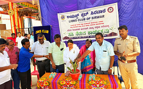 ಸಿರವಾರದಲ್ಲಿ ವಿಶ್ವ ಪರಿಸರ ದಿನದ ನಿಮಿತ್ತ ಹಮ್ಮಿಕೊಂಡಿದ್ದ ಸಸಿ ನೆಡುವ ಕಾರ್ಯಕ್ರಮವನ್ನು ಲಯನ್ಸ್ ಕ್ಲಬ್ ಸಂಚಾಲಕ ಎನ್.ಉದಯಕುಮಾರ ಸಾಹುಕಾರ್ ಶನಿವಾರ ಉದ್ಘಾಟಿಸಿದರು. ಪಪಂ ಅಧ್ಯಕ್ಷ ವೈ.ಭೂಪನಗೌಡ, ಉಪಾಧ್ಯಕ್ಷೆ ಲಕ್ಷ್ಮೀ ಆದೆಪ್ಪ, ಬ್ರಹ್ಮಕುಮಾರಿ ಈಶ್ವರೀಯ ವಿವಿಯ ಜ್ಯೋತಿ ಅಕ್ಕ, ಲಯನ್ಸ್ ಕ್ಲಬ್‌ನ ಜಿಲ್ಲಾ ಸಮಿತಿಯ ಪರಿಕಾಲ್ ರಾಮು ಇತರರಿದ್ದರು.