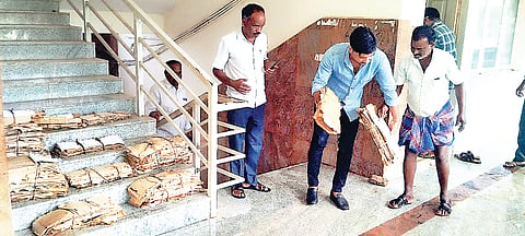 ಗುಂಡ್ಲುಪೇಟೆ ಪಟ್ಟಣದ ತಾಲೂಕು ಕಚೇರಿಯ ಕೊಠಡಿಯಲ್ಲಿ ನೀರಿನಿಂದ ತೊಯ್ದಿರುವ ದಾಖಲೆಗಳನ್ನು ಕಂದಾಯ ಸಿಬ್ಬಂದಿ ಹೊರಗೆ ತಂದು ಒಣಗಿಸುತ್ತಿರುವುದು.