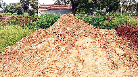 ಗುಂಡ್ಲುಪೇಟೆ ತಾಲೂಕಿನ ಪುತ್ತನಪುರ ಗ್ರಾಮದ ಕೆರೆಗೆ ನೀರು ಹರಿಯುತ್ತಿದ್ದ ಹಳ್ಳಕ್ಕೆ ಮಣ್ಣು ಮುಚ್ಚಿ ದಾರಿ ಮಾಡಲಾಗಿದೆ.