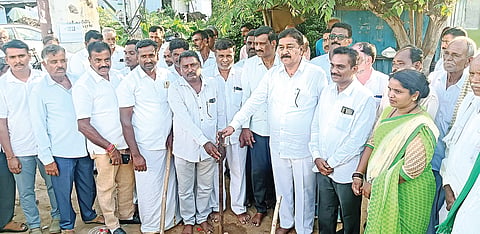 ಯಳಂದೂರು ತಾಲೂಕಿನ ಕೊಮಾರನಪುರ ಗ್ರಾಮದ ಲಿಂಗಾಯಿತ ಬೀದಿಯ ರಸ್ತೆ ಅಭಿವೃದ್ಧಿ ಕಾಮಗಾರಿಗೆ ಶಾಸಕ ಎ.ಆರ್. ಕೃಷ್ಣಮೂರ್ತಿ ಸೋಮವಾರ ಭೂಮಿಪೂಜೆ ನೆರವೇರಿಸಿದರು.