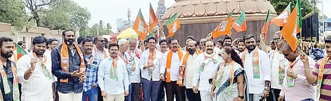 ಬಳ್ಳಾರಿ ಕೇಂದ್ರ ಕಾರಾಗೃಹದ ಮುಂದೆ ಜಿಲ್ಲಾ ಬಿಜೆಪಿ ಘಟಕದಿಂದ ಪ್ರತಿಭಟನೆ ನಡೆಸಲಾಯಿತು. ಮಾಜಿ ಶಾಸಕ ಜಿ.ಸೋಮಶೇಖರ ರೆಡ್ಡಿ, ಜಿಲ್ಲಾಧಕ್ಷ ಅನಿಲ್ ಕುಮಾರ, ಪ್ರಮುಖರಾದ ಕೆ.ಮಲ್ಲೇಶ್, ಪುಷ್ಪಾಲತಾ, ಹನುಮಂತ, ತಿಲಕ್, ಶ್ರೀನಿವಾಸ ಮೋತ್ಕರ್ ಇತರರಿದ್ದರು.