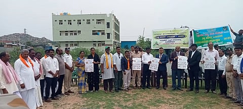 ದೇವದುರ್ಗದಲ್ಲಿ ಹಮ್ಮಿಕೊಂಡಿದ್ದ ವಿಶ್ವ ಪರಿಸರ ದಿನಾಚರಣೆ ಹಾಗೂ ಪ್ಲಾಸ್ಟಿಕ್ ಮುಕ್ತ ಅಭಿಯಾನಕ್ಕೆ ಹಿರಿಯ ಸಿವಿಲ್ ನ್ಯಾಯಾಧೀಶ ಸುರೇಶ ಅಣ್ಣಪ್ಪ ಸವದಿ ಚಾಲನೆ ನೀಡಿದರು. ಪ್ರಥಮ ದರ್ಜೆ ನ್ಯಾಯಾಲಯದ ಸಿವಿಲ್ ನ್ಯಾಯಾಧೀಶ ರಫೀಕ್ ಅಹ್ಮದ್, ವಕೀಲರ ಸಂಘದ ತಾಲೂಕು ಅಧ್ಯಕ್ಷ ಸುಖಮುನಿರೆಡ್ಡಿ, ಸಿಪಿಐ ಗುಂಡೂರಾವ್, ಪುರಸಭೆ ಮುಖ್ಯಾಧಿಕಾರಿ ಕೆ.ಹಂಪಯ್ಯ, ಪ್ರಾದೇಶಿಕ ಅರಣ್ಯ ಅಧಿಕಾರಿ ಸುರೇಶ ಆಲಮೇಲು ಇತರರಿದ್ದರು.