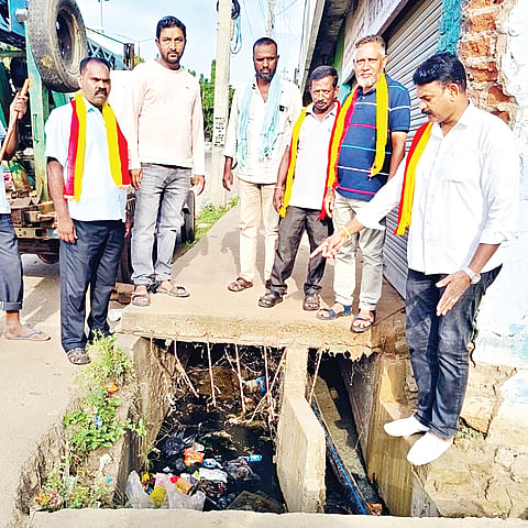 ಗುಂಡ್ಲುಪೇಟೆ ಪಟ್ಟಣದ ಚಾಮರಾಜನರದ ರಸ್ತೆಯ ಚರಂಡಿಯ ಒಳಗೆ ಕುಡಿಯುವ ನೀರಿನ ಪೈಪ್ ಲೈನ್ ಅಳವಡಿಸುತ್ತಿರುವ ವಿರುದ್ಧ ನಮ್ಮ ಕರ್ನಾಟಕ ಸೇನೆ ಪದಾದಿಕಾರಿಗಳು ಆಕ್ರೋಶ ವ್ಯಕ್ತಪಡಿಸಿದರು,