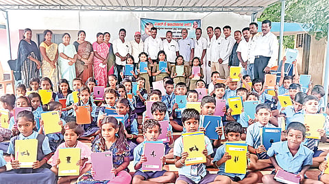 ಯಳಂದೂರು ತಾಲೂಕಿನ ಹೊನ್ನೂರು ಗ್ರಾಮದ ಸರ್ಕಾರಿ ಹಿರಿಯ ಪ್ರಾಥಮಿಕ ಶಾಲೆಯ ವಿದ್ಯಾರ್ಥಿಗಳಿಗೆ ಮಂಗಳವಾರ ಶಾಸಕ ಎ.ಆರ್. ಕೃಷ್ಣಮೂರ್ತಿ ಅಭಿಮಾನಿ ಬಳಗದ ವತಿಯಿಂದ ಪುಸ್ತಕ, ಲೇಖನ ಸಾಮಗ್ರಿಗಳನ್ನು ವಿತರಿಸಲಾಯಿತು. ಕಂದಹಳ್ಳಿ ನಂಜುಂಡಸ್ವಾಮಿ, ಕಿನಕಹಳ್ಳಿ ಪ್ರಭುಪ್ರಸಾದ್, ಗುರುಪ್ರಸಾದ್, ಆರ್.ಪುಟ್ಟಬಸವಯ್ಯ, ನಿರಂಜನ್ ಇತರರು ಇದ್ದರು.