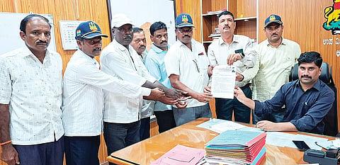 ಲಿಂಗಸುಗೂರು ಎಸಿ ಬಸವಣೆಪ್ಪ ಕಲಶೆಟ್ಟಿಗೆ ಮಾಜಿ ಹಾಗೂ ಹಾಲಿ ಅರೆಸೇನಾ ಪಡೆಗಳ ಯೋಧರ ಕ್ಷೇಮಾಭಿವೃದ್ಧಿ ಸಂಘ ಮನವಿ ಸಲ್ಲಿಸಿತು. ಸಂಘದ ತಾಲೂಕು ಅಧ್ಯಕ್ಷ ಕೆ.ಹನುಮಂತ ಕನ್ನಾಳ, ಗೌರವಾಧ್ಯಕ್ಷ ಪಂಪಣ್ಣ ಜಾವೂರು, ಉಪಾಧ್ಯಕ್ಷ ಕುಪ್ಪಣ್ಣ ಕುರ‌್ಲಿ, ಕಾರ್ಯದರ್ಶಿ ಸಲೀಂ, ಪ್ರಮುಖರಾದ ವಿಶ್ವನಾಥ ನಾಯ್ಕ, ಮಹಾಂತೇಶ ಹಿರೇಮಠ, ಪಂಪಯ್ಯ, ಮಾನಪ್ಪ ಬಡಿಗೇರ ಇತರರಿದ್ದರು.