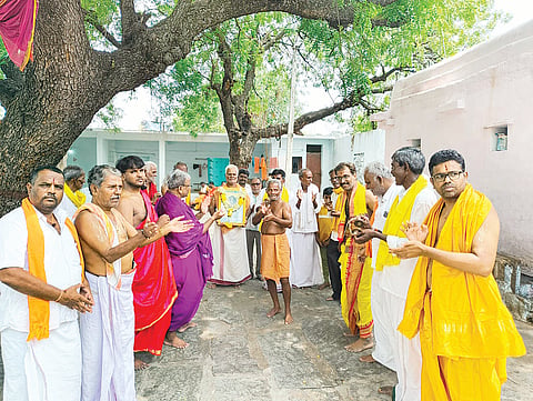 worship of Sripada Raya, wealth