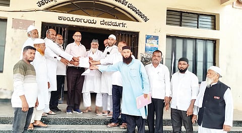 ದೇವದುರ್ಗ ತಹಸೀಲ್ದಾರ್ ಚನ್ನಮಲ್ಲಪ್ಪ ಘಂಟಿಗೆ ಅಖಿಲ ಭಾರತ ಮುಸ್ಲಿಂ ವೈಯಕ್ತಿಕ ಕಾನೂನು ಮಂಡಳಿಯಿಂದ ಮನವಿ ಸಲ್ಲಿಸಲಾಯಿತು. ಪ್ರಮುಖರಾದ ಅಮೀನ್ ಪಾಷಾ ಗೌರಂಪೇಟೆ, ಅಬ್ದುಲ್ ಅಜೀಜ್, ಸಾಜಿದ್ ಸೇಠ್, ಶಬ್ಬಿರ್ ಅಹ್ಮದ್ ಹೌದೊಡ್ಡಿ, ಅಬ್ಬಾಸ್ ಹುಸೇನ್ ಕಬಡ್ಡಿ, ಗುಲಾಮ ಮೈಹಿಬೂಬ್, ರಹಿಮಾನ್ ಭಾವಾಜಿ ಇತರರಿದ್ದರು.
