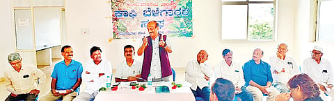 ಸೋಮವಾರಪೇಟೆ ಶ್ರೀಗಂಧ ಹಾಲ್‌ನಲ್ಲಿ ನಡೆದ ಕರ್ನಾಟಕ ಗ್ರೋವರ್ಸ್ ಅಸೋಸಿಯೇಷನ್(ಕೆಜಿಎಫ್) ಹಾಗೂ ಸೋಮವಾರಪೇಟೆ ತಾಲೂಕು ಕಾಫಿ ಬೆಳೆಗಾರರ ಸಂಘದ ಸಭೆಯಲ್ಲಿ ಕೆಜಿಎಫ್ ಅಧ್ಯಕ್ಷ ಶಿವಣ್ಣ ಮಾತನಾಡಿದರು. ನಾಗರಾಜ್, ದಿನೇಶ್, ಮೇದಪ್ಪ, ಸುರೇಂದ್ರ ಇದ್ದರು.