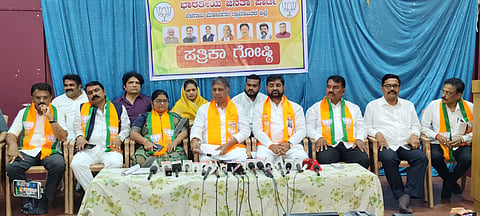 ಸುದ್ದಿಗೋಷ್ಠಿಯಲ್ಲಿ ಶಾಸಕ ಅರವಿಂದ ಬೆಲ್ಲದ ಮಾತನಾಡಿದರು. ಡಾ.ವಿಶ್ವನಾಥ ಪಾಟೀಲ, ಸಂಜಯ ಪಾಟೀಲ, ಸುಭಾಷ ಪಾಟೀಲ, ಗೀತಾ ಸುತಾರ, ಹನುಮಂತ ಕೊಂಗಾಲಿ ಇತರರಿದ್ದರು.