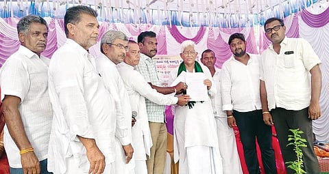 ಸಿಂಧನೂರು ತಾಲೂಕಿನ ಕೆ.ಬಸಾಪುರ ಮತ್ತು ಕೆ.ದುರ್ಗಾಕ್ಯಾಂಪ್ ನಡುವಿನ ಹಳ್ಳಕ್ಕೆ ಸೇತುವೆ ನಿರ್ಮಿಸುವಂತೆ ಒತ್ತಾಯಿಸಿ ಗ್ರಾಮಸ್ಥರು ಶಾಸಕ ಹಂಪನಗೌಡ ಬಾದರ್ಲಿಗೆ ಮನವಿ ಸಲ್ಲಿಸಿದರು. ಪ್ರಮುಖರಾದ ಶಂಬಣ್ಣ ಬಸಾಪುರ, ಡಿ.ಸತ್ಯಬಾಬು ದುರ್ಗಾಕ್ಯಾಂಪ್, ಸತ್ಯನಾರಾಯಣ, ವಿರೂಪಾಕ್ಷಿ ದುರ್ಗಾಕ್ಯಾಂಪ್, ಗಣೇಶ ಕುರಿ, ಶಿವರಾಜ ವಕೀಲ ಇತರರಿದ್ದರು.