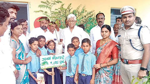 ಸಿಂಧನೂರು ಗಂಗಾನಗರದ ಸಹಿಪ್ರಾ ಶಾಲೆಯಲ್ಲಿ ಹಮ್ಮಿಕೊಂಡಿದ್ದ ವಿಶ್ವ ಪರಿಸರ ದಿನಾಚರಣೆ ನಿಮಿತ್ತ ಸಸಿ ನೆಡುವ ಕಾರ್ಯಕ್ರಮಕ್ಕೆ ಶಾಸಕ ಹಂಪನಗೌಡ ಬಾದರ್ಲಿ ಚಾಲನೆ ನೀಡಿದರು. ನಗರಸಭೆ ಪ್ರಭಾರ ಪೌರಾಯುಕ್ತೆ ಕೆ.ಶ್ರುತಿ, ಸದಸ್ಯ ಶರಣಪ್ಪ ಉಪ್ಪಲದೊಡ್ಡಿ, ವನಸಿರಿ ಫೌಂಡೇಷನ್ ಅಧ್ಯಕ್ಷ ಅಮರೇಗೌಡ ಮಲ್ಲಾಪುರ, ಪ್ರಭಾರ ಕ್ಷೇತ್ರ ಶಿಕ್ಷಣಾಧಿಕಾರಿ ಬಸವಲಿಂಗಪ್ಪ ಹುಡೇದ್, ಅರಣ್ಯಾಧಿಕಾರಿ ರುದ್ರಮುನಿ,