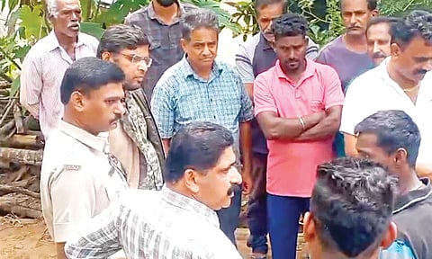 ಸೋಮವಾರಪೇಟೆ ಸಮೀಪದ ಕಿಬ್ಬೆಟ್ಟ ಅಯ್ಯಪ್ಪ ಕಾಲನಿ ಸಮೀಪ ಅರಣ್ಯ ಇಲಾಖೆಯ ಜಾಾಗದಲ್ಲಿ ಅಕ್ರಮವಾಗಿ ನಿರ್ಮಿಸಿರುವ ಶೆಡ್‌ಗಳನ್ನು ಅರಣ್ಯ ಇಲಾಖೆ ಅಧಿಕಾರಿಗಳು ತೆರವುಗೊಳಿಸಿ, ಗ್ರಾಮಸ್ಥರೊಂದಿಗೆ ಚರ್ಚಿಸಿದರು. ಅಭಿಷೇಕ್, ಗೋಪಾಲ್, ಶೈಲೇಂದ್ರ ಇದ್ದರು.