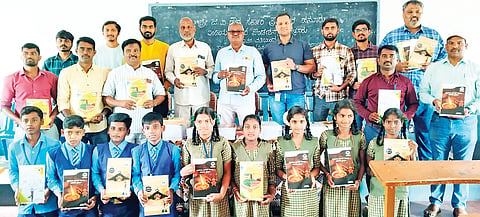 ಹನೂರಿನ ಜಿ.ವಿ ಗೌಡ ಸರ್ಕಾರಿ ಪ್ರೌಢಶಾಲೆಯಲ್ಲಿ ಇಂಡಿಯಾ ಸುಧರ್ ಫೌಂಡೇಷನ್ ಹಾಗೂ ಸಿನಪ್‌ಸಿಸ್ ಸಂಸ್ಥೆ ವತಿಯಿಂದ ವಿದ್ಯಾರ್ಥಿಗಳಿಗೆ ಉಚಿತವಾಗಿ ನೋಟ್‌ಬುಕ್ ವಿತರಿಸಲಾಯಿತು. ವಿನೋದ್, ಅಭಿಷೇಕ್, ಪ್ರಸಾದ್, ನಿಶ್ಚಿತ್, ಶಾಂತರಾಜು, ಲೋಕೇಶ್, ಶ್ರೀನಿವಾಸನಾಯ್ಡು, ಪ್ರದೀಪ್ ಇತರರು ಇದ್ದರು.