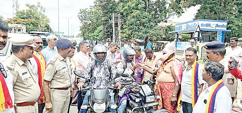 ಗುಂಡ್ಲುಪೇಟೆ ಪಟ್ಟಣದಲ್ಲಿ ಸಂಚಾರ ನಿರ್ವಹಣೆ ಮತ್ತು ರಸ್ತೆ ಸುರಕ್ಷತಾ ಜಾಗೃತಿ ಕಾರ್ಯಕ್ರಮದ ಅಂಗವಾಗಿ ಪೊಲೀಸರು ಆಯೋಜಿಸಿದ್ದ ಜಾಥಾದಲ್ಲಿ ವಿದ್ಯಾರ್ಥಿಗಳು ಹಾಗೂ ಸಾರ್ವಜನಿಕರು ಇದ್ದರು.
