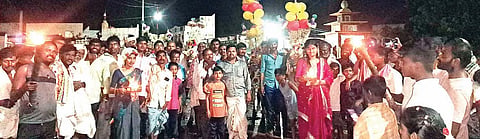 ಕಂಪ್ಲಿ ತಾಲೂಕಿನ ದೇವಸಮುದ್ರ ಗ್ರಾಮದಲ್ಲಿ ಕಾರಹುಣ್ಣಿಮೆ ನಿಮಿತ್ತ ಎತ್ತುಗಳ ಮೆರವಣಿಗೆ ನಡೆಯಿತು. ಪ್ರಮುಖರಾದ ಜಿ.ಶಿವಲಿಂಗನಗೌಡ, ಜಿ.ವೀರನಗೌಡ, ಅಳ್ಳಳ್ಳಿ ಮಂಜುನಾಥ, ಸೂಗೂರು ಶೇಖರ್ ಇತರರಿದ್ದರು.