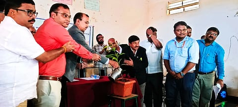 ಸಂಡೂರು ಎಪಿಎಂಸಿ ಬಳಿ ಸರ್ಕಾರಿ ಪ್ರೌಢ ಶಾಲೆ ಆವರಣದಲ್ಲಿ ಹಮ್ಮಿಕೊಂಡಿದ್ದ ವಿಶ್ವ ಬಾಲ ಕಾರ್ಮಿಕ ಪದ್ಧತಿ ವಿರೋಧಿ ದಿನ ಕಾರ್ಯಕ್ರಮವನ್ನು ಜೆಎಂಎಫ್‌ಸಿ ನ್ಯಾಯಾಧೀಶ ಮಹ್ಮದ್ ಶಾಯಿಜ್ ಚೌತಾಯಿ ಉದ್ಘಾಟಿಸಿದರು. ತಹಸೀಲ್ದಾರ್ ಅನಿಲ್ ಕುಮಾರ್, ತಾಪಂ ಇಒ ಎಂ.ಬಸಪ್ಪ, ಕಾರ್ಮಿಕ ನಿರೀಕ್ಷಕ ಮಂಜುನಾಥ ತೊಂಡಿಹಾಳ ಇತರರಿದ್ದರು.