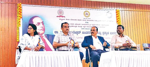 ಸಂಡೂರು ತಾಲೂಕಿನ ನಂದಿಹಳ್ಳಿ ಸ್ನಾತಕೋತ್ತರ ಕೇಂದ್ರದಲ್ಲಿ ಡಾ.ಬಿ.ಆರ್.ಅಂಬೇಡ್ಕರ್ ಚಿಂತನೆಗಳು ಮತ್ತು ಪ್ರಸ್ತುತ ಭಾರತ ಎಂಬ ರಾಜ್ಯಮಟ್ಟದ ವಿಚಾರ ಸಂಕಿರಣದ ಸಮಾರೋಪ ಕಾರ್ಯಕ್ರಮ ಹಮ್ಮಿಕೊಳ್ಳಲಾಗಿತ್ತು. ಕೇಂದ್ರದ ನಿರ್ದೇಶಕ ಡಾ.ಬಿ.ರವಿ, ಸಹಾಯಕ ನಿರ್ದೇಶಕಿ ರೂಪಾ, ಪ್ರದೇಶ ಅಭಿವೃದ್ಧಿ ಮಂಡಳಿ ಯೋಜನೆ ಇಲಾಖೆ ನಿರ್ದೇಶಕ ಚಂದ್ರಶೇಖರಯ್ಯ, ಎನ್‌ಎಸ್‌ಎಸ್ ಸಂಘಟನಾ ಕಾರ್ಯದರ್ಶಿ ಡಾ.ವಿಎ.ಚೌಡಪ್ಪ ಇದ್ದರು.