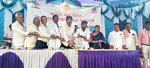 ಕುರುಗೋಡಿನ ಬಾದನಹಟ್ಟಿ ರಸ್ತೆಯ ಸರ್ಕಾರಿ ಪ್ರಥಮ ದರ್ಜೆ ಕಾಲೇಜಿನಲ್ಲಿ ಹಮ್ಮಿಕೊಂಡಿದ್ದ ಅಂತಿಮ ವರ್ಷದ ಪದವಿ ವಿದ್ಯಾರ್ಥಿಗಳ ಬೀಳ್ಕೊಡುಗೆ ಹಾಗೂ ಕುರುಗೋಡು ಸಿರಿ ವಾರ್ಷಿಕ ಸಂಚಿಕೆ ಬಿಡುಗಡೆ ಕಾರ್ಯಕ್ರಮಕ್ಕೆ ಶಾಸಕ ಜೆ.ಎನ್.ಗಣೇಶ್ ಚಾಲನೆ ನೀಡಿದರು. ಪುರಸಭೆ ಅಧ್ಯಕ್ಷ ಶೇಖಣ್ಣ, ಪುರಸಭೆ ಸದಸ್ಯರಾದ ಓಂಕಾರಪ್ಪ, ಅಂಜಿನಪ್ಪ, ನಾಗಭೂಷಣ, ಪ್ರಮುಖರಾದ ಬಂಗಿ ಮಲ್ಲಯ್ಯ, ಶಶಿಗೌಡ, ವಿ.ಬಸವರಾಜ್, ಬಿ.ಎಂ.ಸೋಮಪ್ಪ ಇತರರಿದ್ದರು.