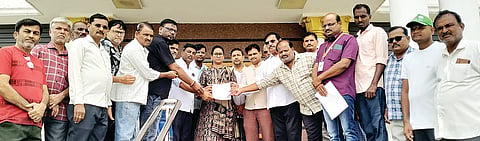 ಹಗರಿಬೊಮ್ಮನಹಳ್ಳಿಯ ಹಳೇ ಊರಿನ ಸಾರ್ವಜನಿಕರು ಸ್ಮಶಾನಕ್ಕಾಗಿ ನಿವೇಶನ ನೀಡುವಂತೆ ತಹಸೀಲ್ದಾರ್ ಆರ್.ಕವಿತಾಗೆ ಮನವಿ ಸಲ್ಲಿಸಿದರು. ಪುರಸಭೆ ಸದಸ್ಯ ದೀಪಾಕ್‌ಸಾ ಕಠಾರೆ, ಪ್ರಮುಖರಾದ ಈ.ಕೃಷ್ಣಮೂರ್ತಿ, ಮಲ್ಲಣ್ಣ, ಚಿತ್ತವಾಡ್ಗಿ ಪ್ರಕಾಶ, ಗೋಟೂರು ಬಸವರಾಜ, ಐನಳ್ಳಿ ಶೇಖರ್ ಇತರರಿದ್ದರು.