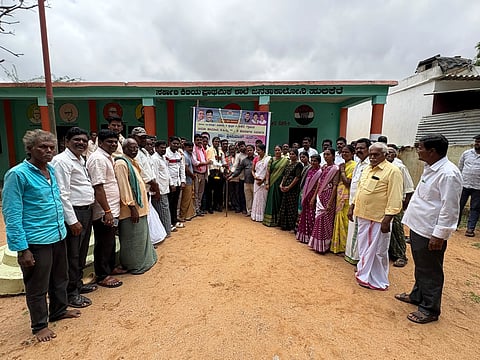 ಕಾನಹೊಸಹಳ್ಳಿ ಸಮೀಪದ ಹುಲಿಕೆರೆ ಗ್ರಾಮದಲ್ಲಿ 40 ಲಕ್ಷ ರೂ. ವೆಚ್ಚದಲ್ಲಿ ಶಾಲಾ ಕೊಠಡಿ ನಿರ್ಮಾಣ ಕಾಮಗಾರಿಗೆ ಶಾಸಕ ಡಾ.ಎನ್.ಟಿ.ಶ್ರೀನಿವಾಸ್ ಭೂಮಿ ಪೂಜೆ ನೆರವೇರಿಸಿದರು. ಮುಖ್ಯಶಿಕ್ಷಕಿ ವಾಣಿ , ಎಸ್ಡಿಎಂಸಿ ಅಧ್ಯಕ್ಷ ಓಬಳೇಶ್, ತಾಪಂ ಮಾಜಿ ಸದಸ್ಯ ಶರಣನಗೌಡ, ಗ್ರಾಪಂ ಮಾಜಿ ಉಪಾಧ್ಯಕ್ಷ ಎಚ್.ದುರುಗೇಶ್ ಇತರರಿದ್ದರು.
