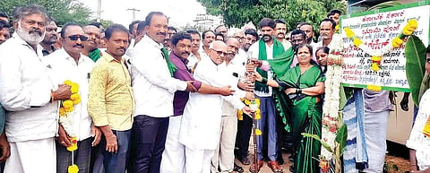 ಕಂಪ್ಲಿ ಕೋಟೆಯಲ್ಲಿ ರಸ್ತೆ ಕಾಮಗಾರಿಗೆ ಶಾಸಕ ಜೆ.ಎನ್.ಗಣೇಶ್ ಭೂಮಿಪೂಜೆ ನೆರವೇರಿಸಿದರು. ಪ್ರಮುಖರಾದ ಕೆ.ಎಂ.ಹೇಮಯ್ಯ ಸ್ವಾಮಿ, ಬಿ.ಸಿದ್ದಪ್ಪ, ಕಂಬತ್ ಕೃಷ್ಣ, ಮಣ್ಣೂರು ನವೀನ, ಕಾಮರೆಡ್ಡಿ ಚಂದ್ರಶೇಖರಪ್ಪ ಇತರರಿದ್ದರು.