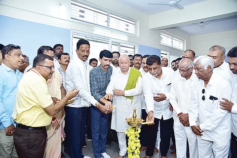 ಹೊಸಪೇಟೆಯ ತಾಯಿ ಮತ್ತು ಮಕ್ಕಳ ಆಸ್ಪತ್ರೆ ಆವರಣದಲ್ಲಿ ಹಮ್ಮಿಕೊಂಡಿದ್ದ ವಿವಿಧ ಸೌಲಭ್ಯಗಳ ಹಸತಾಂತರ ಕಾರ್ಯಕ್ರಮವನ್ನು ಶಾಸಕ ಎಚ್.ಆರ್.ಗವಿಯಪ್ಪ ಉದ್ಘಾಟಿಸಿದರು. ಸಂಸದ ಈ.ತುಕಾರಾಮ್, ಹುಡಾ ಅಧ್ಯಕ್ಷ ಎಚ್.ಎನ್.ಎಫ್.ಇಮಾನ್ ನಿಯಾಜಿ, ಡಿ.ಎಚ್.ಒ.ಶಂಕರ್‌ನಾಯ್ಕ, ಬಿಎಂಎಂ ಮುಖ್ಯಸ್ಥ ಗಣೇಶ್ ಹೆಗಡೆ ಇತರರಿದ್ದರು.