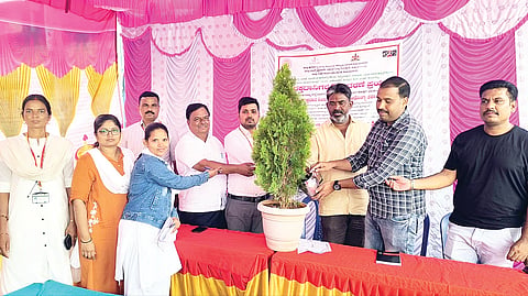 ಕೂಡ್ಲಿಗಿ ಸಾರಿಗೆ ಬಸ್ ನಿಲ್ದಾಣದಲ್ಲಿ ವಿಶ್ವ ರಕ್ತದಾನಿಗಳ ದಿನ ಕಾರ್ಯಕ್ರಮವನ್ನು ಪಪಂ ಅಧ್ಯಕ್ಷ ಕಾವಲಿ ಶಿವಪ್ಪನಾಯಕ ಉದ್ಘಾಟಿಸಿದರು. ಟಿಎಚ್‌ಒ ಡಾ.ಎಸ್.ಪಿ.ಪ್ರದೀಪ್ ಕುಮಾರ್, ಪಪಂ ಸ್ಥಾಯಿ ಸಮಿತಿ ಅಧ್ಯಕ್ಷ ಸಯ್ಯದ್ ಶುಕೂರ್, ಸಾರಿಗೆ ವ್ಯವಸ್ಥಾಪಕ ಮಂಜುನಾಥ ಹೊನ್ನಳ್ಳಿ, ಪ್ರಾಥಮಿಕ ಆರೋಗ್ಯ ಸುರಕ್ಷಣಾ ಅಧಿಕಾರಿಗಳಾದ ಕೆ.ಸುನೀತಾ, ಪಿ.ಬಿ.ಗಿರಿಜಾ, ಭವ್ಯಾ ಇತರರಿದ್ದರು.