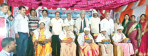 ಹೊಳೆನರಸೀಪುರ ತಾಲೂಕಿನ ಗುಳಿಸಾತೇನಹಳ್ಳಿ ಗ್ರಾಮದಲ್ಲಿ ಸ್ನೇಹಜೀವಿ ಕ್ರಿಕೇರ್ಸ್‌ ವತಿಯಿಂದ ಆಯೋಜಿಸಿದ್ದ ಪ್ರತಿಭಾ ಪುರಸ್ಕಾರ ಕಾರ್ಯಕ್ರಮದಲ್ಲಿ ಸಾಧಕರಿಗೆ ಸನ್ಮಾನಿಸಲಾಯಿತು.

