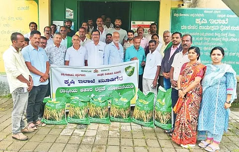 ಮೂಡಿಗೆರೆ ಕೃಷಿ ಇಲಾಖೆ ಕಚೆೇರಿಯಲ್ಲಿ ರೈತರಿಗೆ ಬಿತ್ತನೆ ಭತ್ತದ ಬೀಜ ವಿತರಿಸಲಾಯಿತು. ಡಿ.ಎಲ್.ಅಶೋಕ್‌ಕುಮಾರ್, ಸುಮಾ, ಪಿ.ಕೆ.ನಾಗೇಶ್, ಬಿ.ಕೆ.ಚಂದ್ರಶೇಖರ್, ರಮೇಶ್ ಆಚಾರ್, ಬಿ.ಆರ್.ಯತೀಶ್, ರಮೇಶ್ ದೇವರುಂದ, ಜಗನ್ನಾಥ್ ಇತರರಿದ್ದರು.