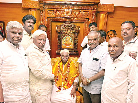H.K.Patil visit to H.G.Ramulu residence