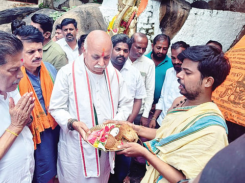 Praveen Togadia who got darshan of Anjanadri