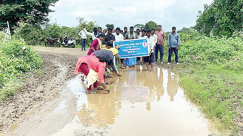 ರಸ್ತೆಯಲ್ಲಿ ನಾಟಿ ಮಾಡಿ ಪ್ರತಿಭಟನೆ