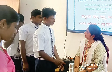 ಕನಕಗಿರಿಯ ಎಸ್ಸಿ ಮುರಾರ್ಜಿ ದೇಸಾಯಿ ವಸತಿ ಶಾಲೆಯಲ್ಲಿ ರಾಷ್ಟ್ರೀಯ ಬಾಲ್ಯ ಸ್ವಾಸ್ಥ್ಯ ತಾಲೂಕು ವೈದ್ಯಾಧಿಕಾರಿ ರೇಖಾ ಮಕ್ಕಳ ಅರೋಗ್ಯ ತಪಾಸಣೆ ಮಾಡಿದರು.