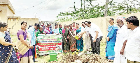 ಮಸ್ಕಿಯ ಖಾಸಗಿ ಶಾಲಾ ಮೈದಾನದಲ್ಲಿ ಮರಗಳ ಸಂರಕ್ಷಣೆಗೆ ಮಹಿಳೆಯರ ವಿಶೇಷ ಅಭಿಯಾನ ನಿಮಿತ್ತ ಗಿಡ ನೆಡಲಾಯಿತು. ಪುರಸಭೆ ಸದಸ್ಯ ಶರಣಯ್ಯ ಸೋಪ್ಪಿಮಠ, ಉಪಾಧ್ಯಕ್ಷೆ ಗೀತಾ ಶಿವರಾಜ ಬುಕ್ಕಣ್ಣ, ಮುಖ್ಯಾಧಿಕಾರಿ ನರಸರಡ್ಡಿ ಇತರರಿದ್ದರು.