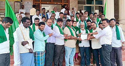 ರೈತರಿಗೆ ಪರಿಹಾರ ನೀಡಲು ಆಗ್ರಹ
