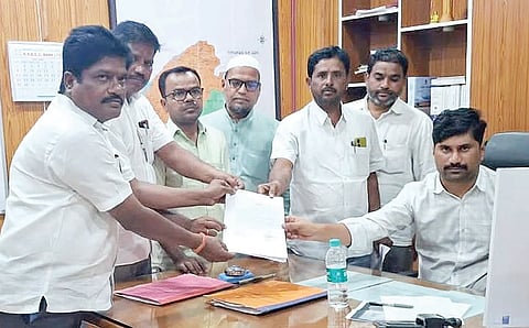 ಲಿಂಗಸುಗೂರಿನಲ್ಲಿ ಎಸಿ ಬಸವಣೆಪ್ಪ ಕಲಶೆಟ್ಟಿಗೆ ಸರ್ಕಾರಿ ಆದರ್ಶ ವಿದ್ಯಾಲಯದ ಎಸ್ಡಿಎಂಸಿ ಸದಸ್ಯರು ಮನವಿ ಸಲ್ಲಿಸಿದರು. ಎಸ್ಡಿಎಂಸಿ ಅಧ್ಯಕ್ಷ ಅಮರೇಶ ಗಂಭೀರಮಠ, ಸದಸ್ಯರಾದ ಬಸವರಾಜ ಹೊಸೂರು, ಡಾ.ಮಹ್ಮದ್ ಜಾವೀದ್, ಹನುಮಂತಪ್ಪ ಕನ್ನಾಳ, ವಿಜಯಕುಮಾರ ಇತರರಿದ್ದರು.