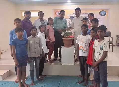 ರಾಯಚೂರಿನ ಆಯುಷ್ ಇಲಾಖೆ ಸಭಾಂಗಣದಲ್ಲಿ 11ನೇ ಅಂತರಾಷ್ಟ್ರೀಯ ಯೋಗ ದಿನಾಚರಣೆ ನಿಮಿತ್ತ ಹಮ್ಮಿಕೊಂಡಿದ್ದ ಯೋಗ ಸ್ಪರ್ಧೆ ಕಾರ್ಯಕ್ರಮವನ್ನು ಜಿಲ್ಲಾ ಆಯುಷ್ ಅಧಿಕಾರಿ ಡಾ.ಶಂಕರಗೌಡ ಉದ್ಘಾಟಿಸಿದರು. ತರಬೇತುದಾರ ಡಾ.ತಿಮ್ಮಪ್ಪ ವಡ್ಡೆಪಳ್ಳಿ, ಪ್ರಮುಖರಾದ ಡಾ.ಪೂಜಾ, ಡಾ.ನವೀನ್, ಡಾ.ಅರ್ಪಿತಾ ಇತರರಿದ್ದರು.