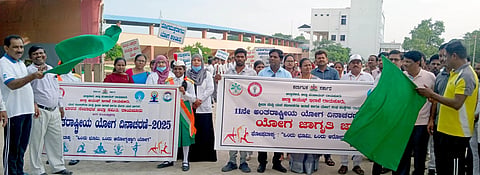 ರಾಯಚೂರಿನಲ್ಲಿ ಗುರುವಾರ ಯೋಗ ಜಾಗೃತಿ ಜಾಥಾಕ್ಕೆ ಎಡಿಸಿ ಶಿವಾನಂದ ಚಾಲನೆ ನೀಡಿದರು. ಜಿಲ್ಲಾ ಆಯುಷ್ ಅಧಿಕಾರಿ ಡಾ.ಶಂಕರಗೌಡ, ಡಿಡಿಪಿಯು ಕೆ.ಕೊಟ್ರಬಸಪ್ಪ, ಕ್ರೀಡಾ ಇಲಾಖೆ ಅಧಿಕಾರಿ ಈರೇಶ್ ನಾಯಕ, ಭಾರತೀಯ ರೆಡ್‌ಕ್ರಾಸ್ ಸಂಸ್ಥೆ ಜಿಲ್ಲಾ ಸಂಚಾಲಕ ಡಾ.ದಂಡಪ್ಪ ಬಿರಾದಾರ್, ಯೋಗ ತರಬೇತುದಾರ ಡಾ.ತಿಮಪ್ಪ ವಡ್ಡೆಪಳ್ಳಿ ಇತರರಿದ್ದರು.